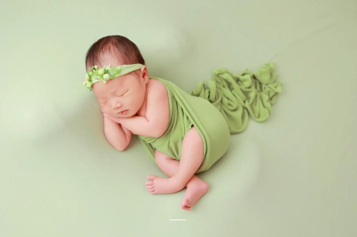 舞钢宝宝拍嗝吐奶